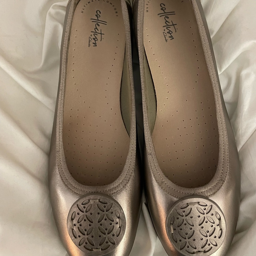 Brand new Clarks Women's Gracelin Lola Pewter Metallic Leather Ballet Fl…